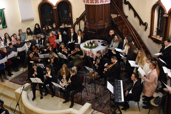 A Piccoli Archi vonószenekar karácsonyi hangversenye a templomban