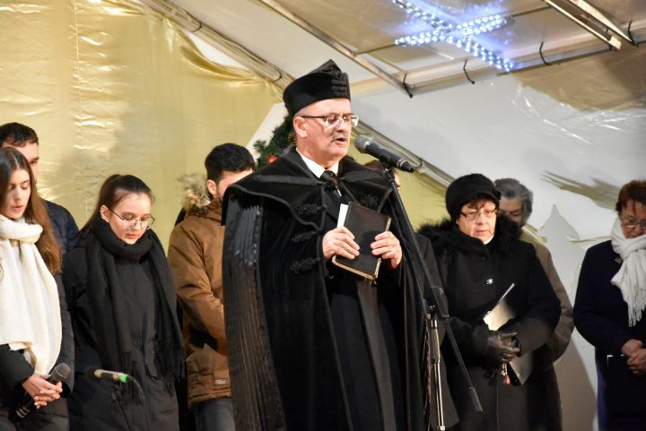 Adventi gyertyagyújtás a Kossuth téren