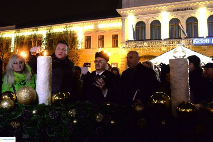 Adventi gyertyagyújtás a Kossuth téren