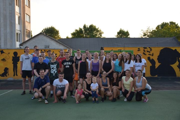 „Krisztus győztesekké tett minket...” - Ifjúsági sportnap a templom mellett