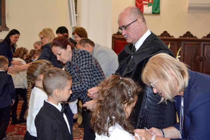 Fogadalmat tettek az új jókais diákok, és szüleik.