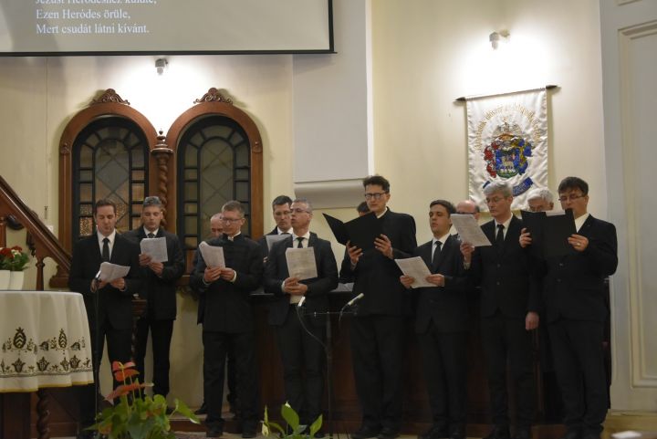 Jézus kereszthalálára énekelve emlékeztünk