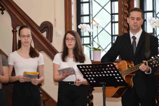 Ifisek bemutatkozása az istentiszteleten Ifisek bemutatkozása az istentiszteleten