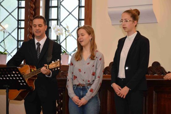 Ifisek bemutatkozása az istentiszteleten Ifisek bemutatkozása az istentiszteleten