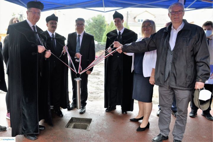 Megtörtént a Jókai Mór Református Általános Iskola új épületegységének alapkőletétele