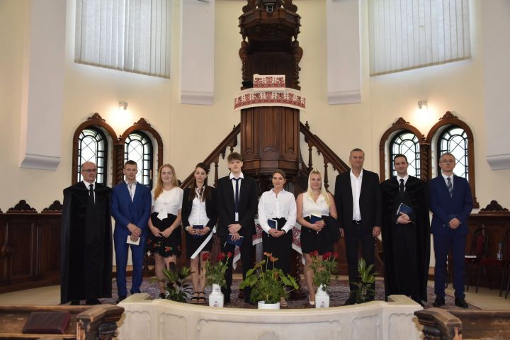 Felnőttként keresztelkedtek és tettek konfirmációs fogadalmat