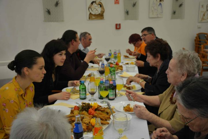 Fiatalok az idősek otthonában