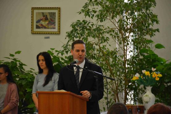 Fiatalok az idősek otthonában Fiatalok az idősek otthonában