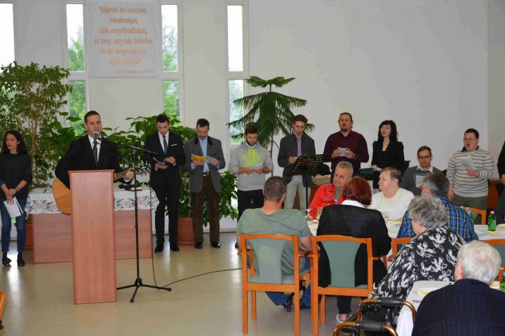 Fiatalok az idősek otthonában Fiatalok az idősek otthonában