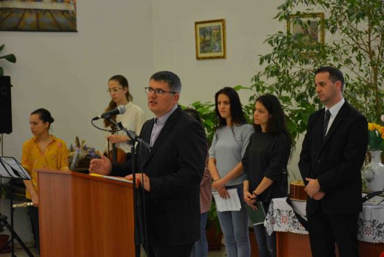 Fiatalok az idősek otthonában