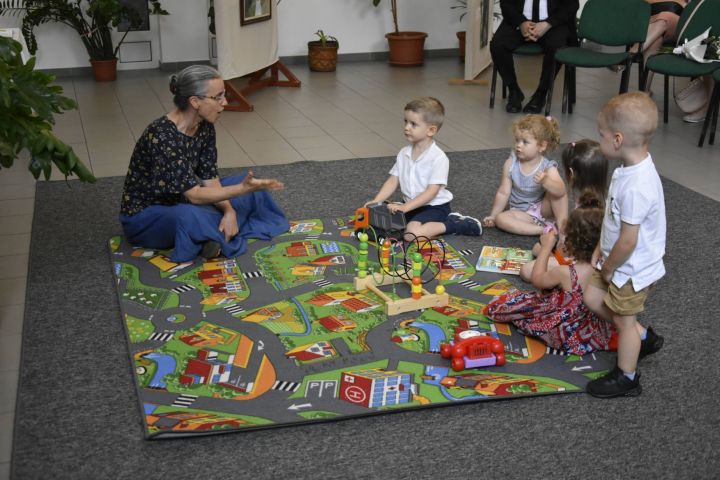 Kiállításmegnyitó és bölcsődei találkozó Kiállításmegnyitó és bölcsődei találkozó