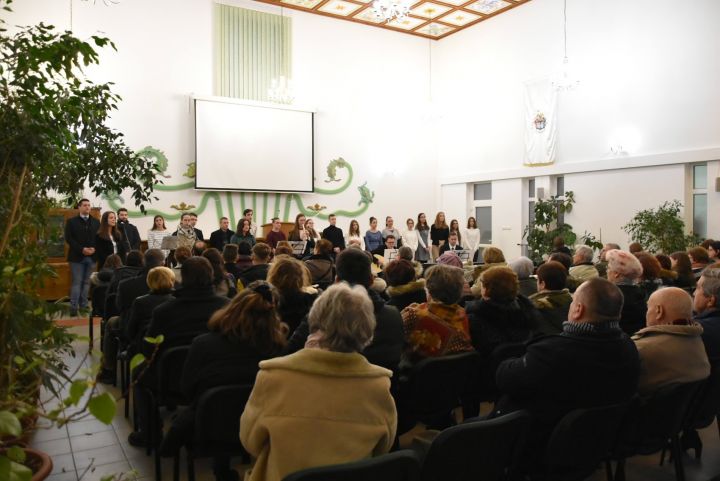 Lackfi-versekkel, karácsonyi énekekkel szolgáltak fiataljaink