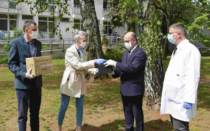 Két darab ózongenerátort adományozott egy cég a nyíregyházi Szivárvány Idősek Otthonának